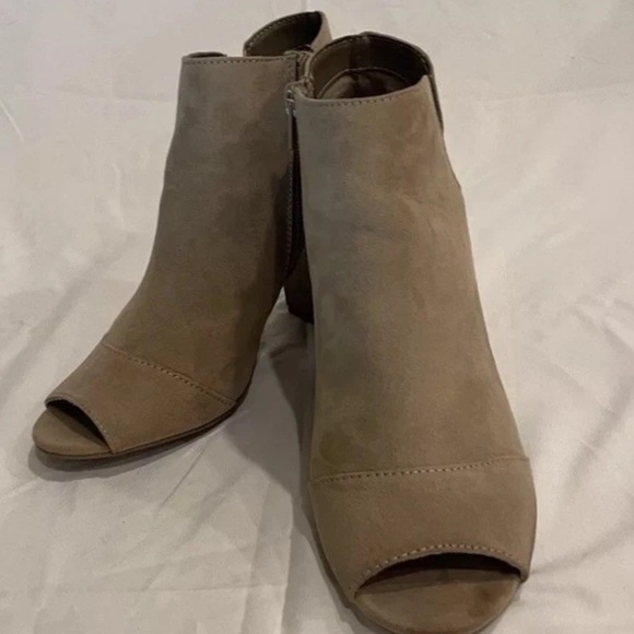 APT 9 Clocktan Peep Toe Chunky Heel Women's Ankle Booties Size 8 Side Zip Taupe - Picture 1 of 9